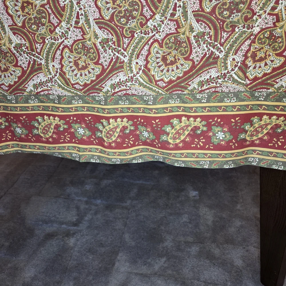 Williams Sonoma Paisley Linens Set 2 Tablecloth And 6 Napkins- Red and Green